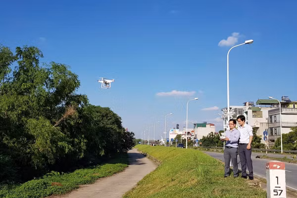 Dùng flycam kiểm tra an toàn hệ thống đê. (Ảnh Tiến Đạt)