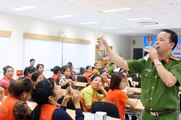 Công an tỉnh Quảng Ninh tuyên truyền kiến thức về phòng, chống ma túy cho công nhân lao động khu công nghiệp. (Ảnh minh họa: Báo Quảng Ninh cung cấp)