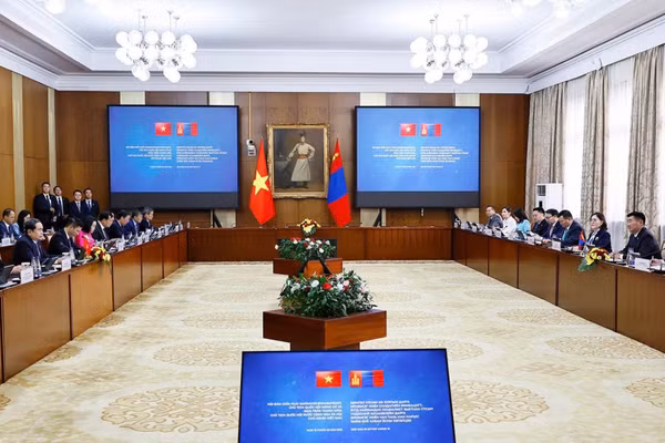 Chủ tịch Quốc hội Trần Thanh Mẫn và Chủ tịch Quốc hội Mông Cổ Sandag Byambatsogt tiến hành hội đàm. (Ảnh: Doãn Tấn/TTXVN)