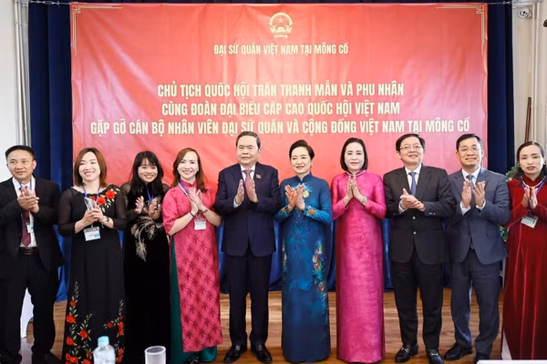 Chủ tịch Quốc hội Trần Thanh Mẫn và Phu nhân với đại biểu. (Ảnh: Doãn Tấn/TTXVN)
