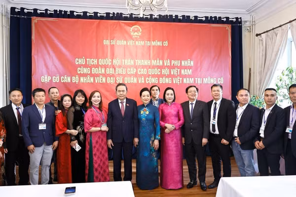 Chủ tịch Quốc hội Trần Thanh Mẫn và Phu nhân với đại biểu. (Ảnh: Doãn Tấn/TTXVN)