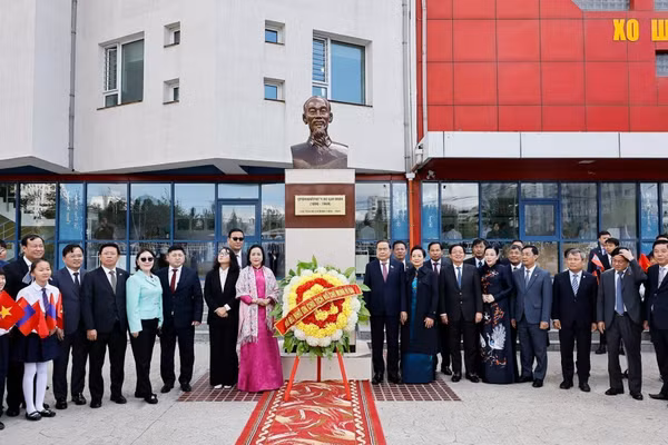 Chủ tịch Quốc hội Trần Thanh Mẫn và Phu nhân cùng các đại biểu chụp ảnh lưu niệm tại Tượng đài Chủ tịch Hồ Chí Minh ở Trường số 14 mang tên Chủ tịch Hồ Chí Minh. (Ảnh: Doãn Tấn/TTXVN)