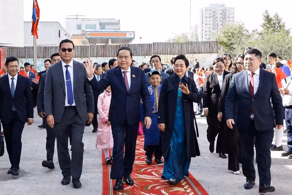 Chủ tịch Quốc hội Trần Thanh Mẫn và Phu nhân thăm Trường liên cấp số 14 mang tên Chủ tịch Hồ Chí Minh. (Ảnh: Doãn Tấn/TTXVN)