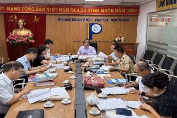 Hội đồng Chung khảo Giải thưởng Sách Khoa học, Công nghệ, Đổi mới sáng tạo và Chuyển đổi số năm 2026 đánh giá, lựa chọn các tác phẩm tiêu biểu. (Ảnh: Bộ Khoa học và Công nghệ)