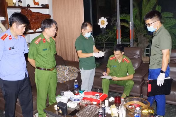 Cơ quan chức năng khám xét và thu thập chứng cứ phạm tội. (Ảnh: Công an Ninh Bình cung cấp)