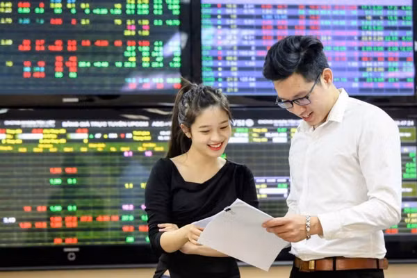 Nhà đầu tư theo dõi thị trường chứng khoán. (Ảnh: ĐĂNG ANH)