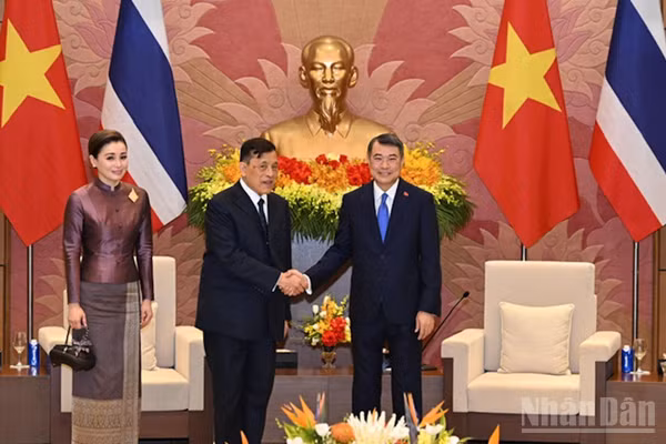 Thủ tướng Lê Minh Hưng đón Nhà vua Vương quốc Thái Lan Maha Vajiralongkorn Phra Vajiraklaochaoyuhua và Hoàng hậu. (Ảnh TRẦN HẢI)