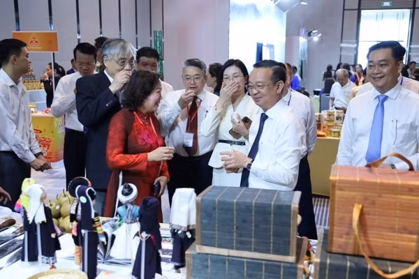 Các đại biểu tham quan sản phẩm hàng hóa trưng bày tại Chương trình ký Thỏa thuận hợp tác phát triển kinh tế-xã hội giai đoạn 2026-2030. (Ảnh: CTV)