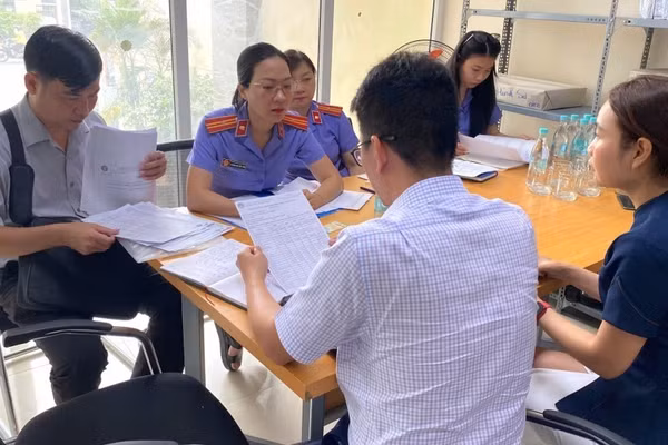 Viện kiểm sát nhân dân và Bảo hiểm xã hội cơ sở Bình Thạnh làm việc với doanh nghiệp chậm đóng bảo hiểm xã hội. (Ảnh: VÕ LÊ)