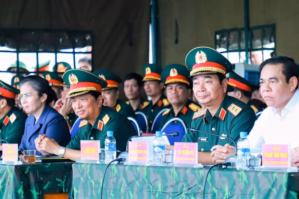 Trung tướng Trương Mạnh Dũng, Phó Tổng Tham mưu trưởng Quân đội nhân dân Việt Nam và đoàn công tác theo dõi phương án thực binh. (Ảnh: DN)