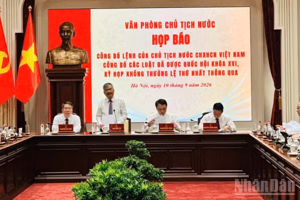 Phó Chủ nhiệm Văn phòng Chủ tịch nước Cấn Đình Tài chủ trì họp báo. (Ảnh: HN)