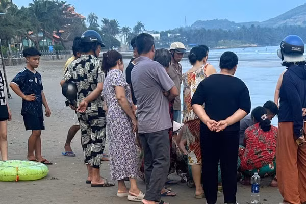 Người dân tích cực cứu nạn nhân. (Ảnh: QUÝ NGỌC)