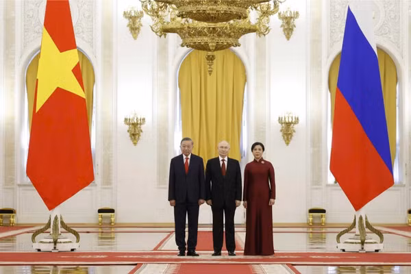 Tổng thống Liên bang Nga Vladimir Putin đón Tổng Bí thư, Chủ tịch nước Tô Lâm và Phu nhân. (Ảnh: Thống Nhất/TTXVN)