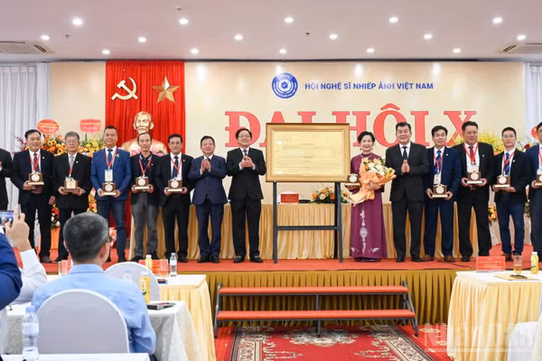 Phó Thủ tướng Chính phủ Hồ Quốc Dũng tặng hoa chúc mừng Ban Chấp hành khóa X Hội Nghệ sĩ nhiếp ảnh Việt Nam.