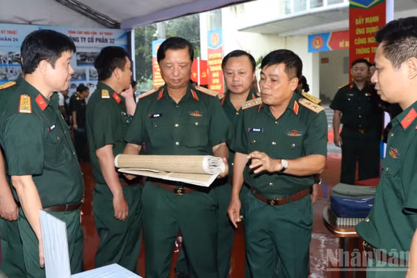 Các đại biểu tham quan một số sản phẩm quân trang do Cục Quân nhu, Tổng cục Hậu cần-Kỹ thuật nghiên cứu cải tiến.