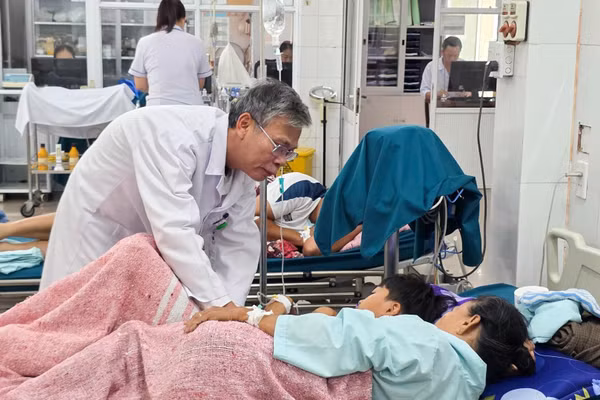 Bệnh viện Đa khoa khu vực Cam Lộ đang điều trị 26 trường hợp nghi ngộ độc thực phẩm sau khi ăn bánh mì. (Ảnh: H.M)