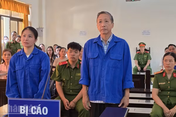 Bị cáo Lê Văn Mót và Nguyễn Thị Hằng. (Ảnh: QUỐC TRINH)