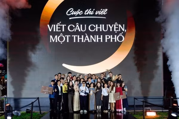 Khoảnh khắc lưu niệm của các tác giả đoạt giải cùng Ban Giám khảo và Ban Tổ chức cuộc thi. (Ảnh: MH)