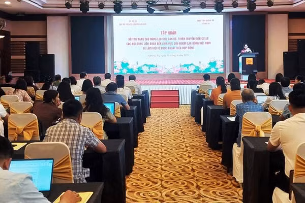 Hội nghị tập huấn nâng cao năng lực cho cán bộ, tuyên truyền viên cơ sở trong lĩnh vực xuất khẩu lao động tại Quảng Trị. (Ảnh: HG)