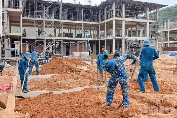 Tuổi trẻ Trung đoàn Tên lửa 282 tham gia xây dựng Trường phổ thông nội trú tiểu học và trung học cơ sở Tây Giang. (Ảnh: ĐỨC TRƯỜNG)