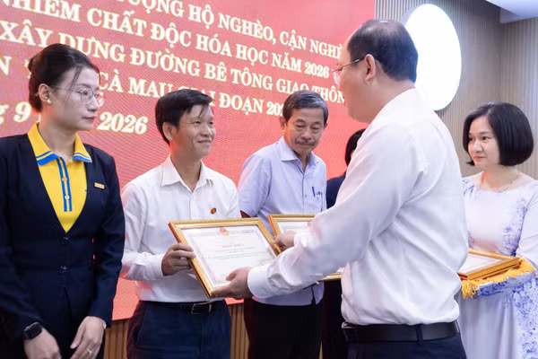 Ông Lê Ngọc Chính, Phó Trưởng ban Quản trị Nguồn lực Đại diện PVCFC đón nhận Bằng khen tại Hội nghị. (Nguồn: Đạm Cà Mau)