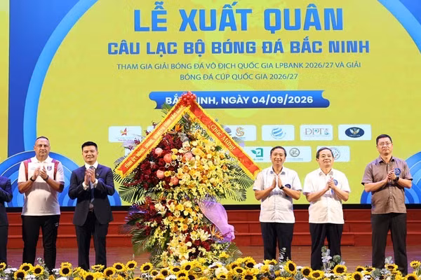 Lãnh đạo tỉnh Bắc Ninh chúc mừng Lễ xuất quân của Câu lạc bộ bóng đá Bắc Ninh. (Ảnh: S.Q)