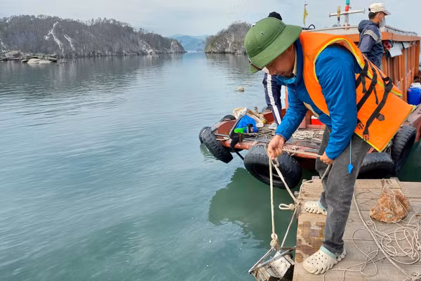 Kiểm tra, đánh giá khả năng giảm chất hữu cơ và dinh dưỡng của mô hình nuôi IMTA. (Ảnh: NAM MINH)