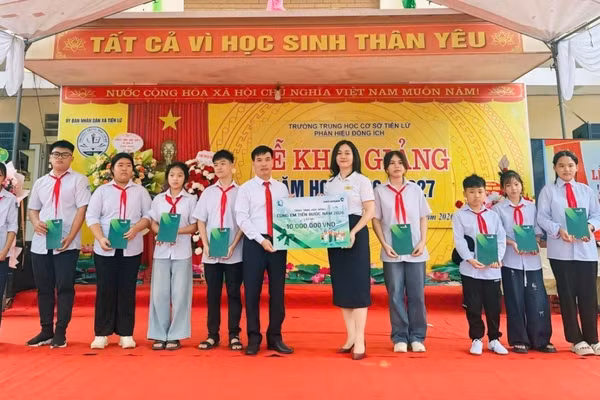 Trong ngày khai giảng năm học 2026-2027, các chi nhánh Vietcombank đã đồng loạt triển khai trao 7.350 suất học bổng “Cùng em tiến bước” tại 34 tỉnh, thành phố, với tổng trị giá 7,35 tỷ đồng. (Ảnh: VCB)
