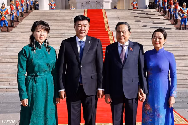 Chủ tịch Quốc hội Mông Cổ Sandag Byambatsogt và Phu nhân đón Chủ tịch Quốc hội Trần Thanh Mẫn và Phu nhân thăm chính thức Mông Cổ. (Ảnh: Doãn Tấn/TTXVN)