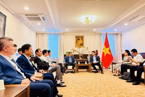 Đoàn công tác tỉnh Đắk Lắk thăm và làm việc với Đại sứ quán Việt Nam tại Nhật Bản. (Ảnh: CTV) 