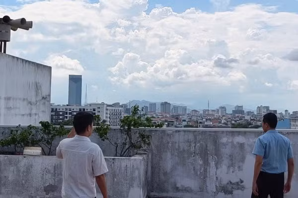 Cụm còi hú cảnh báo thiên tai đặt tại tầng 6 tòa nhà làm việc các cơ quan, đơn vị thành phố Huế. (Ảnh: MĐ)