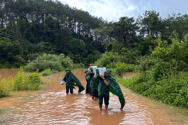 Cán bộ chiến sĩ Đồn Biên phòng cửa khẩu Chi Ma tổ chức vận chuyển nhu yếu phẩm cho bà con nhân dân đang bị chia cắt tại khu vực biên giới. (Ảnh: Bộ đội Biên phòng Lạng Sơn cung cấp)