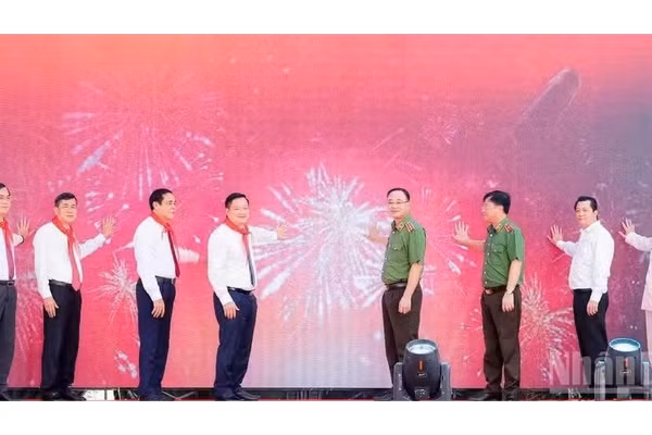 Các đồng chí lãnh đạo, đại biểu thực hiện khai bút mở trường. (Ảnh: P.B)