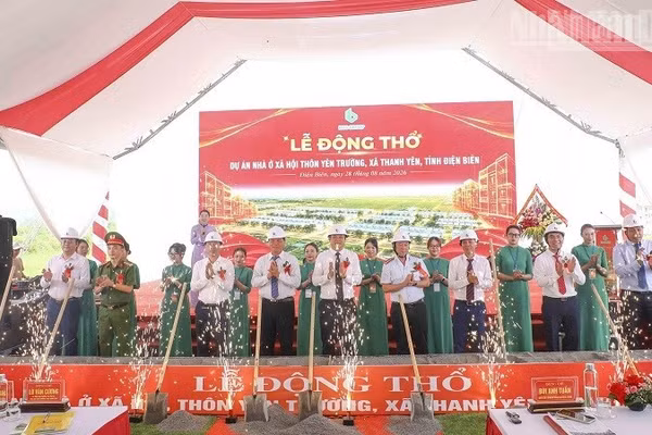Đồng chí Lò Văn Cương, Phó Chủ tịch Thường trực Ủy ban nhân dân tỉnh Điện Biên cùng Tập thể lãnh đạo Công ty cổ phần phát triển hạ tầng đô thị số 6 - Điện Biên thực hiện nghi thức động thổ dự án. (Ảnh: LÊ LAN)