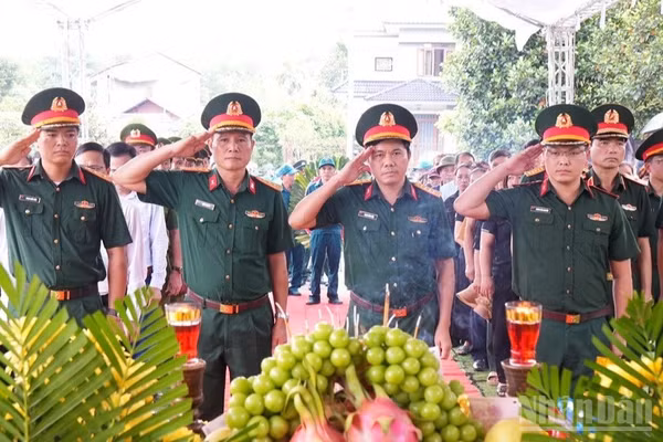 Cử hành tưởng niệm các liệt sĩ. (Ảnh: THANH SƠN)