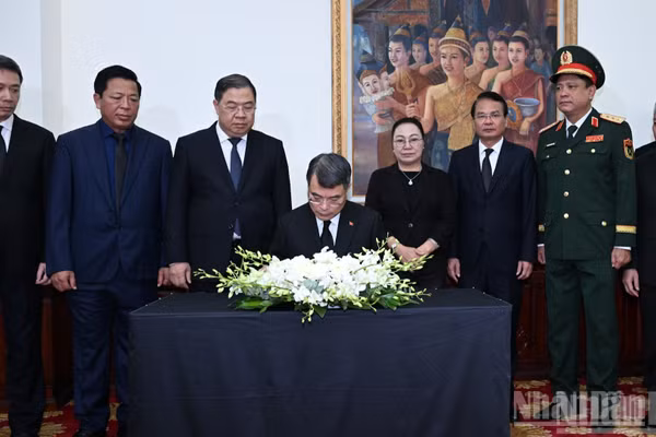 Thủ tướng Lê Minh Hưng ghi sổ tang, viếng Chủ tịch Quốc hội Lào Saysomphone Phomvihane.