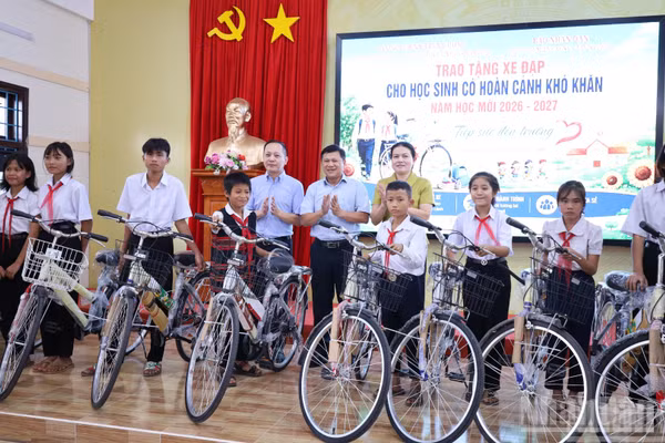 Lãnh đạo Vụ Địa phương 2 (Ban Nội chính Trung ương), Cơ quan đại diện Báo Nhân Dân tại miền trung-Tây Nguyên và Ban Nội chính Tỉnh ủy Quảng Trị trao quà cho các em học sinh tại xã La Lay. (Ảnh: HIẾU MINH)