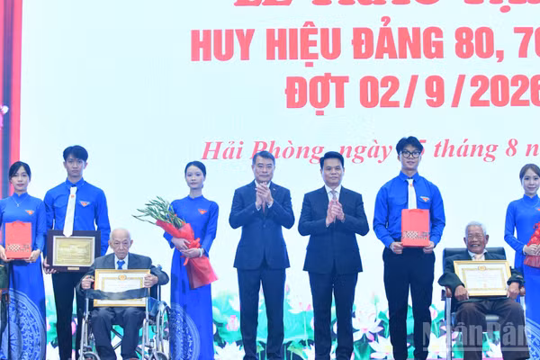 Thủ tướng Chính phủ Lê Minh Hưng chúc mừng các đồng chí đảng viên được trao Huy hiệu 80 năm tuổi Đảng. (Ảnh: THANH GIANG)