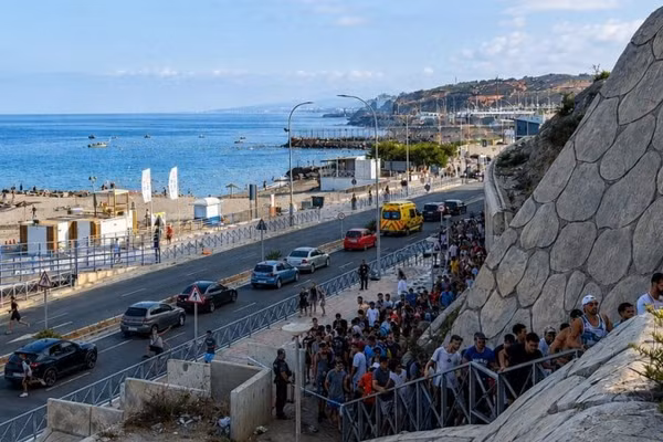 Người di cư vượt biên trái phép tiến vào Ceuta, vùng lãnh thổ của Tây Ban Nha ở Bắc Phi, ngày 30/7/2026. (Ảnh: Tân Hoa xã)
