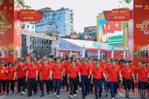 Các đồng chí lãnh đạo Đảng, Nhà nước và các đại biểu tham gia đi bộ hưởng ứng chương trình “Cùng Việt Nam tiến bước 2026”. (Ảnh: THẾ ĐẠI)