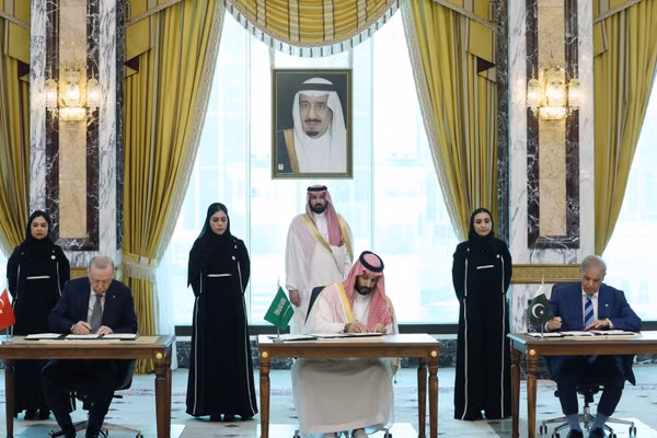 (Từ trái sang, phía trước) Tổng thống Thổ Nhĩ Kỳ Recep Tayyip Erdogan, Thái tử Saudi Arabia Mohammed bin Salman và Thủ tướng Pakistan Shehbaz Sharif tại lễ ký hiệp định phòng thủ giữa ba nước ở thành phố Mecca, ngày 7/8/2026. (Ảnh: AA/TTXVN phát)