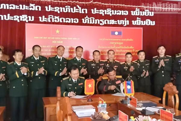 Ban Chỉ huy Bộ đội Biên phòng tỉnh Sơn La và Bộ Chỉ huy quân sự tỉnh Hủa Phăn ký kết bản ghi nhớ hội đàm lần thứ XVII. (Ảnh: QUÀNG HÙNG)