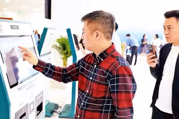 Người dân tra cứu thủ tục hành chính qua kiosk tự động tại chi nhánh Trung tâm Phục vụ hành chính công Tây Hồ (chi nhánh số 1). (Ảnh: NGUYỄN TRANG)