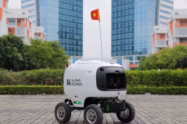 Robot giao hàng tự hành phục vụ vận chuyển hàng hóa chặng cuối do Công ty cổ phần Phenikaa-X nghiên cứu phát triển là một trong bốn dòng phương tiện được thử nghiệm. (Ảnh: Thùy Dương)
