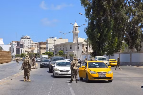 Lực lượng an ninh của Chính phủ Libya duy trì trật tự trên một tuyến phố ở Tripoli, Libya, ngày 13/5/2025. (Ảnh minh họa: Tân Hoa xã)