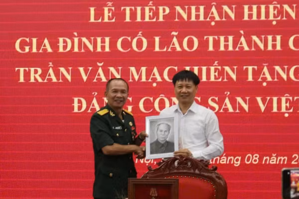 Ông Trần Anh Tuấn (bên trái), đại diện gia đình Đồng chí Trần Văn Mạc ký kết trao tặng kỷ vật cho Bảo tàng Đảng Cộng sản. (Ảnh: HẠNH NGUYỄN)
