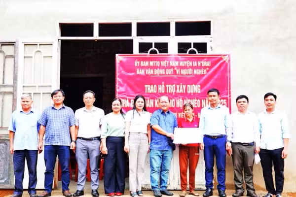 Đại diện lãnh đạo địa phương trao nhà, tặng các hộ gia đình nghèo, gặp khó khăn trong cuộc sống. (Ảnh: Báo Nhân Dân)