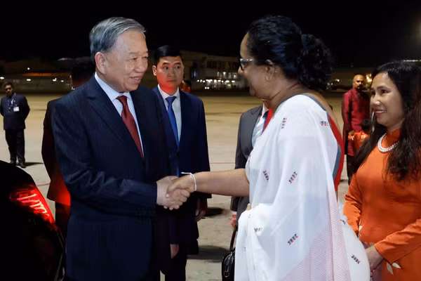Thủ tướng Sri Lanka Harini Amarasuriya đón Tổng Bí thư, Chủ tịch nước Tô Lâm tại sân bay quốc tế Bandaranaike. (Ảnh: Thống Nhất/TTXVN)