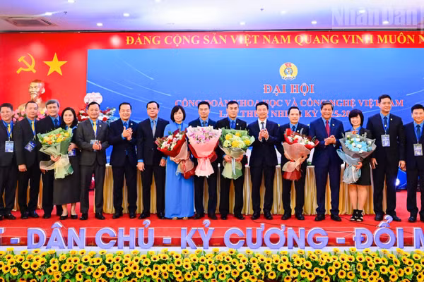 Lãnh đạo Tổng Liên đoàn Lao động Việt Nam, Bộ Khoa học và Công nghệ chúc mừng Ban Chấp hành Công đoàn Khoa học và Công nghệ Việt Nam nhiệm kỳ 2025-2030.
