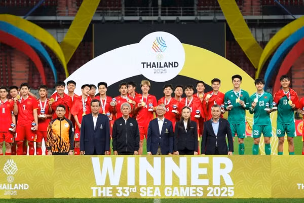 Đội tuyển U22 Việt Nam nhận Huy chương Vàng, vô địch Bóng đá nam SEA Games 33.